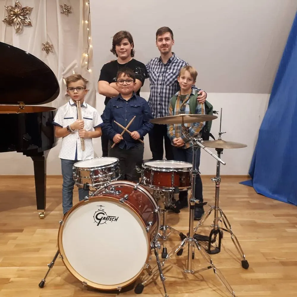 Patrik Árendás se svými žáky u bicí soupravy po vystoupení